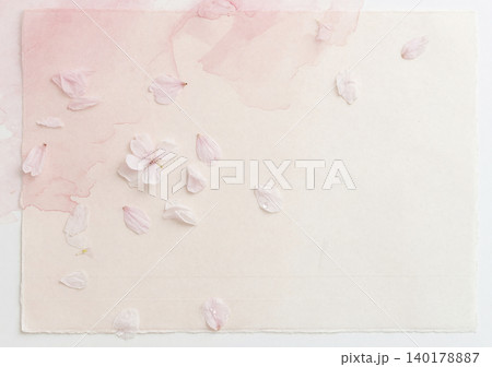 桃色の和紙に水彩の滲みと透けるような桜の花びらが舞う和風素材 140178887