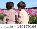 コスモス畑で遊ぶ子供 140179196