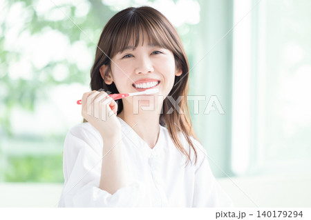 オーラルケア 歯磨きをしている女性 オーラルケア 歯磨きをしている女性 140179294