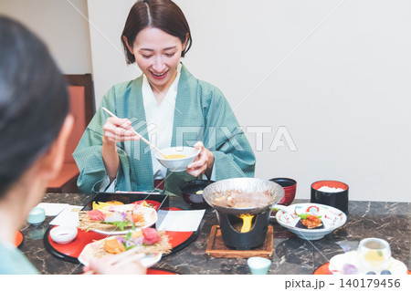 温泉旅館で会席料理を食べる浴衣姿の女性 140179456