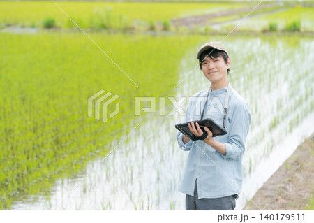 タブレットを使って農業を行う若い男性 タブレットを使って農業を行う若い男性 140179511