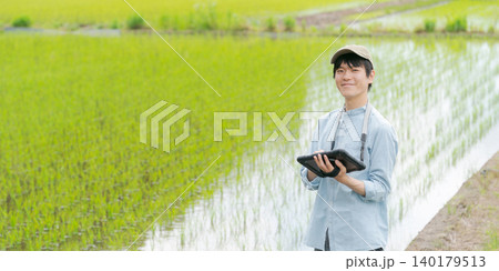 タブレットを使って農業を行う若い男性(バナー) タブレットを使って農業を行う若い男性(バナー) 140179513