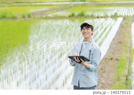 タブレットを使って農業を行う若い男性 140179515