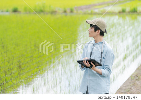 タブレットを使って農業を行う若い男性 タブレットを使って農業を行う若い男性 140179547