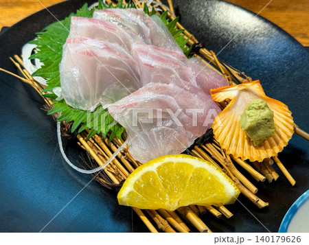 真鯛の造里とわさびを添えた和食料理 140179626
