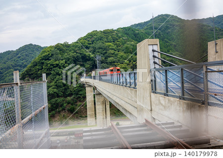 余部駅の入る電車 余部駅の入る電車 140179978