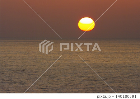 夏の北海道えりも町の襟裳岬は本当に何もありませんが、丁度夕陽が落ちていくのを撮りました。 夏の北海道えりも町の襟裳岬は本当に何もありませんが、丁度夕陽が落ちていくのを撮りました。 140180591