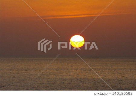 夏の北海道えりも町の襟裳岬は本当に何もありませんが、丁度夕陽が落ちていくのを撮りました。 140180592