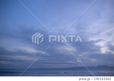 蒼い薄暮の空と静かに寄せる波の海景 蒼い薄暮の空と静かに寄せる波の海景 140181082
