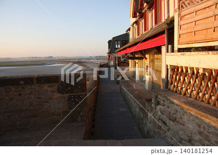 モンサンミッシェル モン・サン=ミシェル Mont Saint-Michel フランス 朝の風景 モンサンミッシェル モン・サン=ミシェル Mont Saint-Michel フランス 朝の風景 140181254