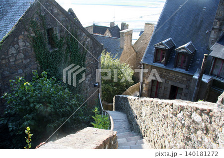 モンサンミッシェル　モン・サン＝ミシェル　Mont Saint-Michel　フランス　朝の風景 140181272