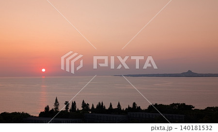 海に沈む夕日と伊江島 海に沈む夕日と伊江島 140181532