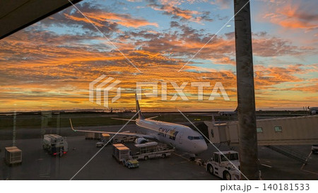 夕焼けに染まる那覇空港 夕焼けに染まる那覇空港 140181533