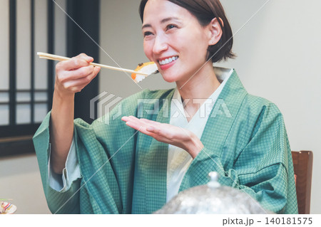 旅館で夕食を食べる女性 旅館で夕食を食べる女性 140181575