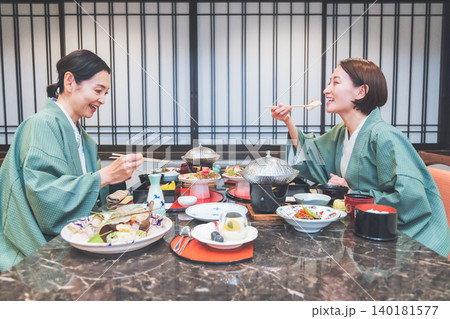 旅館で夕食を食べる女性 旅館で夕食を食べる女性 140181577