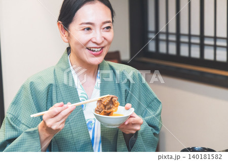 旅館で食事をする女性 140181582