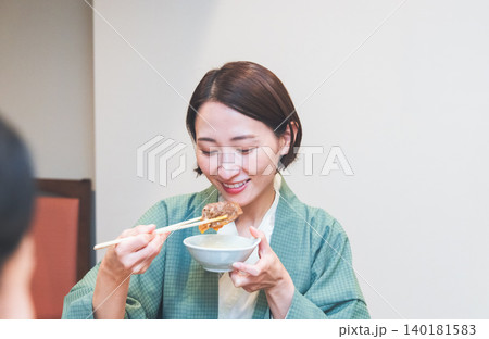 旅館で食事をする女性 旅館で食事をする女性 140181583