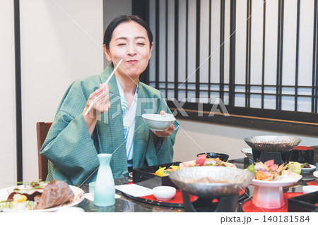 旅館で食事をする女性 140181584