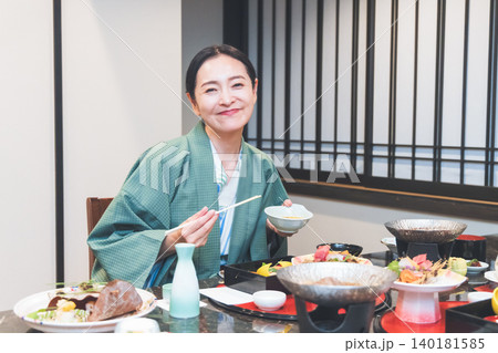 旅館で食事をする女性 旅館で食事をする女性 140181585