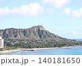 美しいビーチと山 140181650