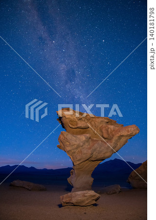 rock formation in bolivia under starry night sky 140181798