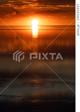 Stunning sunset reflection on water of Salar de Uyuni in Bolivia 140181837