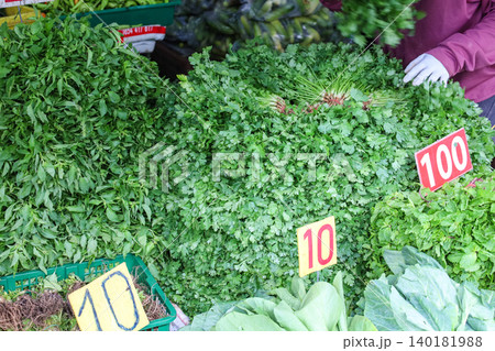 タイの市場で売られている野菜と香草 タイの市場で売られている野菜と香草 140181988