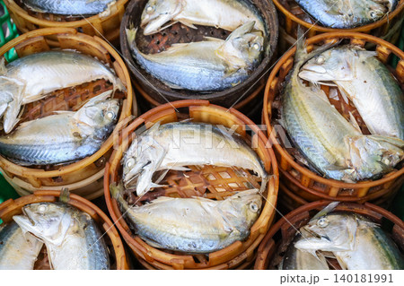タイの市場で売られている魚 140181991