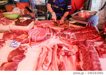 タイの市場で売られている豚肉 タイの市場で売られている豚肉 140181992