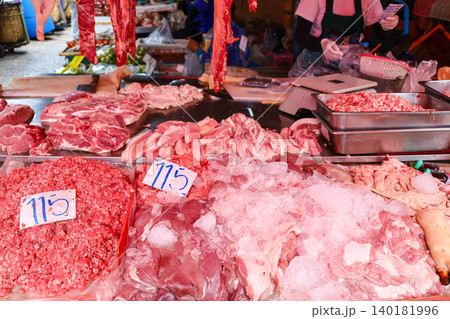 タイの市場で売られている豚肉 140181996