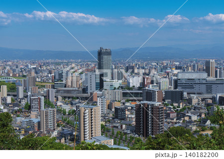 高台から見下ろす熊本駅周辺の初夏の街並み、2026年5月 高台から見下ろす熊本駅周辺の初夏の街並み、2026年5月 140182200