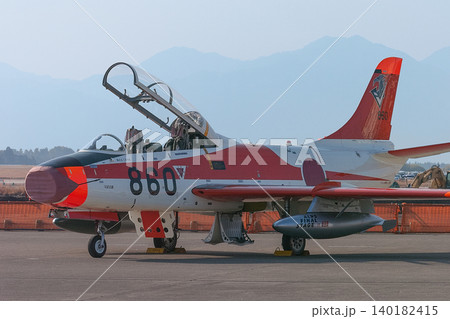 駐機場の航空自衛隊T-1B練習機 140182415