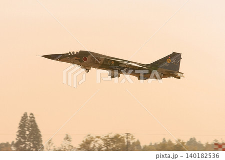 夕暮れに離陸する航空自衛隊F-1戦闘機の最終年記念塗装機 140182536