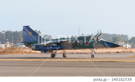 タキシングする航空自衛隊F-1戦闘機の最終年記念塗装機 タキシングする航空自衛隊F-1戦闘機の最終年記念塗装機 140182539