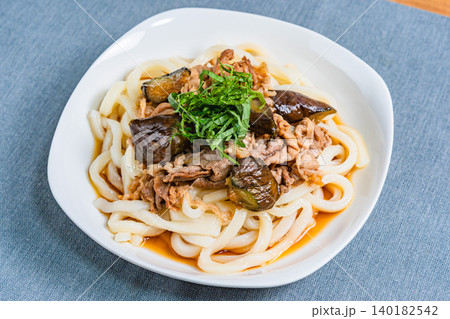 ナスと豚肉の冷やしうどん 大葉をのせた夏向け和風うどんの料理写真 ナスと豚肉の冷やしうどん 大葉をのせた夏向け和風うどんの料理写真 140182542