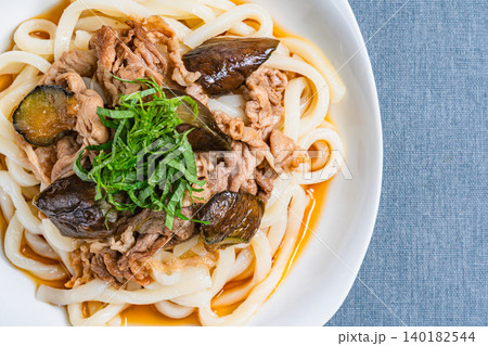 ナスと豚肉の冷やしうどん 大葉をのせた夏向け和風うどんの料理写真 140182544
