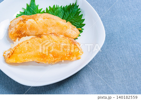 カレイの唐揚げ 大葉を添えた揚げ魚料理の写真 140182559