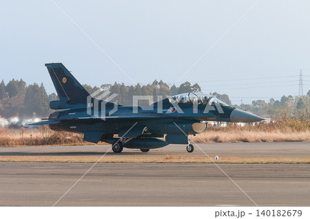 タキシングする航空自衛隊F-2B戦闘機 140182679