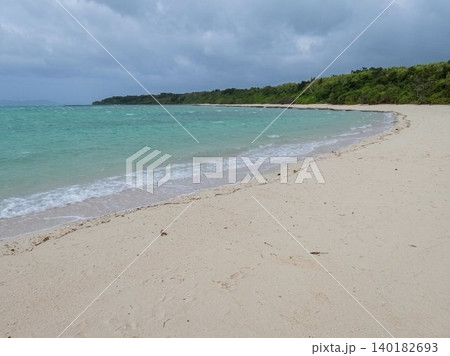沖縄・竹富島の美しいエメラルドグリーンの海と湾曲する白砂の海岸線 沖縄・竹富島の美しいエメラルドグリーンの海と湾曲する白砂の海岸線 140182693