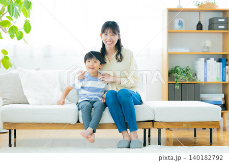 ファミリー ママと男の子のポートレート ファミリー ママと男の子のポートレート 140182792