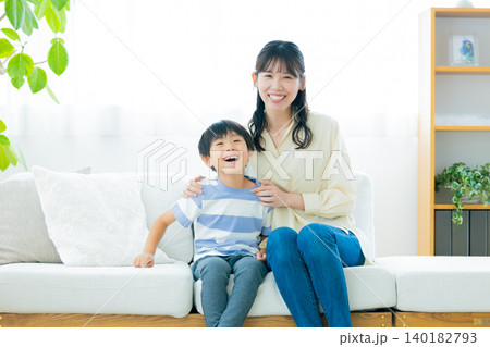 ファミリー ママと男の子のポートレート ファミリー ママと男の子のポートレート 140182793