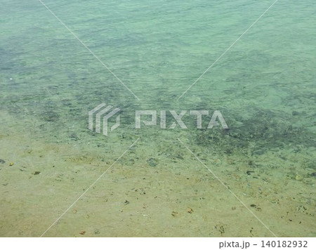 沖縄・石垣島の絶景として名高い川平湾の美しいエメラルドグリーンの海 140182932