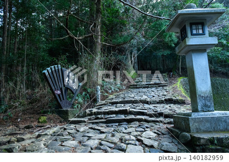 夕刻の熊野古道大門坂 和歌山県 夕刻の熊野古道大門坂 和歌山県 140182959