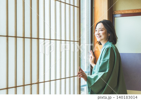 景色を笑顔で眺める女性 景色を笑顔で眺める女性 140183014