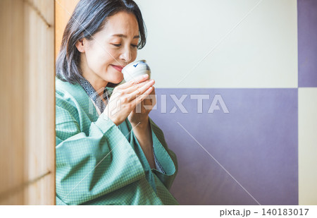 旅館でお茶を飲む浴衣姿の女性 旅館でお茶を飲む浴衣姿の女性 140183017
