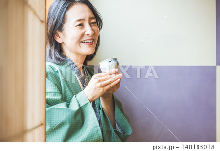 旅館でくつろぐ女性 旅館でくつろぐ女性 140183018