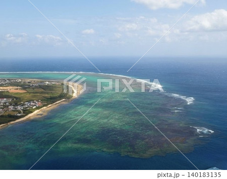 飛行機の窓から望む石垣島周辺の美しいサンゴ礁とエメラルドグリーンの海 140183135