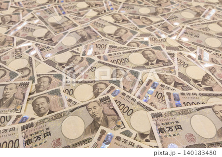 日本の新紙幣と旧紙幣。沢山の一万円札を並べてあおりで撮影 日本の新紙幣と旧紙幣。沢山の一万円札を並べてあおりで撮影 140183480