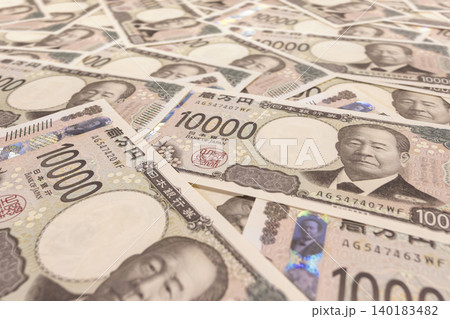 日本の新紙幣。沢山の一万円札を並べてあおりで撮影 日本の新紙幣。沢山の一万円札を並べてあおりで撮影 140183482
