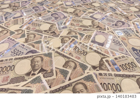 日本の新紙幣。沢山の一万円札と五千円札と千円札を並べてあおりで撮影 日本の新紙幣。沢山の一万円札と五千円札と千円札を並べてあおりで撮影 140183483